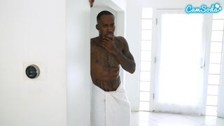 Tetovált nevelő anya hardcore kefélése nagy faszszal, míg férje hatalmas csoki farkossal szórakozik