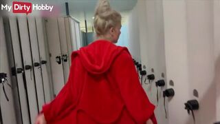 Világos Szőke cheerleader cumizása az öltözőben