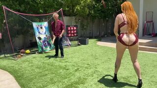 Méretes seggű vörös milf anyuka játszik a lépfia méretes fehér faszával