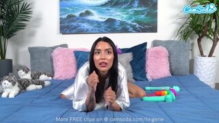 Aranyos csoki hajú tini lány tölti tele a pináját több játékkal