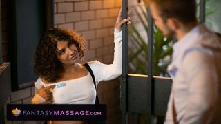 A gyönyörű ausztrál szomszéd masszíroz és megdug