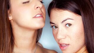 Amirah Adara és Tiffany Doll forró leszbi ölelései