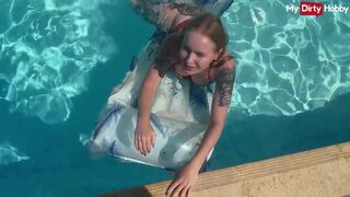 Emma wolf a tüzes csajszi aki a medencében dug vadul