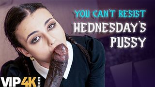 Lispy wednesday kefélte a nevelő apa hatalmas faszát mint egy igazi kutyaként