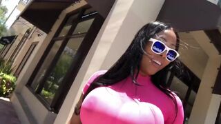 Moriah Mills átlátszó csipkében olajozza meg óriási fenekét