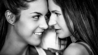 Kolumbiai Carolina Abril forró ukrán barátnőjével