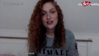 Gömbölyű tini nyújtózza szűk puncáját vastag műfarokkal