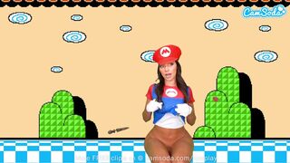 Sisi Rose méretes seggű cosplayje super mario makerben pina squirt órással