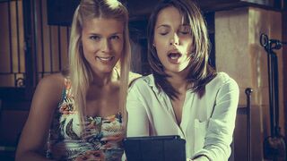 Nikita megcsábítja Sweet Catet és nyaldossa a csupasz puncáját