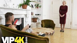 Világos Szőke érett orosz szépség csábítja a fiatal lurkót harisnyában