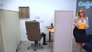 Méretes seggű milf háromszereplős kefélése a forró párbaj felett