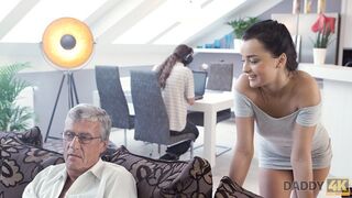 Szürke hajú szemüveges öregember megdugja a szexy tinit