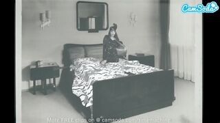 Forró tini picsa szőreivel játszik óriási műfaszokkal webcam előtt