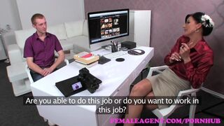 Bombázó milf ügynök beavassa a fiatal studot a dugás titkaiba