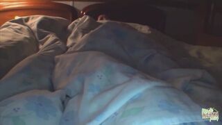 Tetovált ázsiai csajszi csókolózik, miközben a csaja szívja ki a fazsát