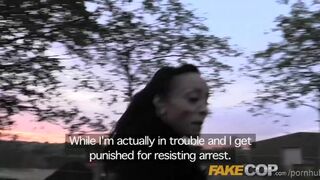 Rendőr méretes faszával fogvatartott nőket kefél élvezettel