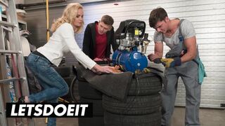 A mellbombázó cseh milf klara két faszos dugást kap mostohafia től