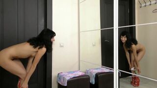 Tini kisasszony szőrös puncival masturbál a tükör előtt