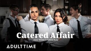 Jane Wilde és Khloe Kay forró pincérnők megkefélve a munkahelyen