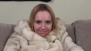 Lenyűgöző daniella vetkőzik és műfarokkal dübörög a szőrös pinában