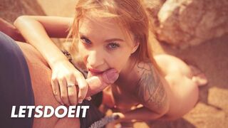 Angel Piaff világos szőke csábítója zsíros pélót szopogatóan a tengerparton