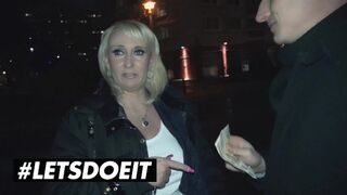 Kitty Wilder húsos milf kefélése a szexbuszon