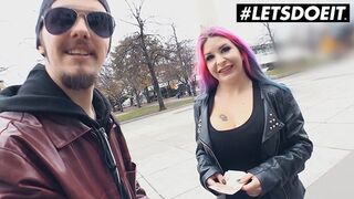 Aviva Rocks óriási cicis svájci kisasszony megdugja az idegent pénzért a buszon