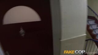 A sperman király rendőr megtölti a puncijukat golyóként lövellő élvezettel