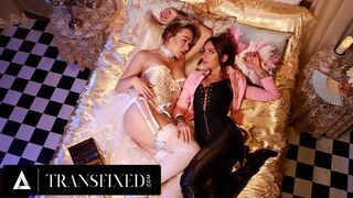 Mesebeli királynők Emma Rose és April Olsen vad strap-on anál kefélése