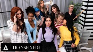 Forró travi főnök Jade Venus és Jane Wilde basznak az irodai csapat szeme láttára