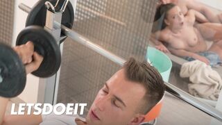 Therese bizarre tini puncáját mélyen megdugják a szaunában