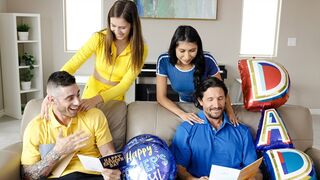 Izgató tini kurvák levetkőznek és megbaszák nevelő apjukat apák napján ünneplésképp