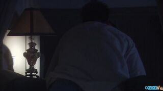 Tini nőci cumizik és lovagol a farkon ágyban lefekvés előtt