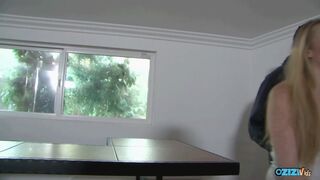 A világos szőke tini szexbomba megtörli a hatalmas csoki farkát