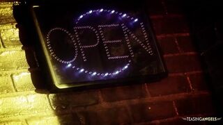 Bombázó cicás öltözetben a szarva vágó néger cumizza a nagy lőcse