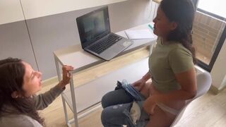 Bekapcsolt kamera alatt nyaldossa a puncimat a kurvám munkaértekezleten