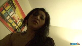 A dugás előtt az arcába spriccelő hatalmas keblű csoki spiné punciját kaszabolja a dákó