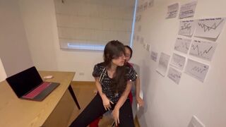 Az orvostanhallgató picsa megcsal engem, és meztelenül kötünk ki az irodámban