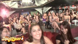 Táncoló medvék - stripperek és forró nőstények élvezik a hatalmas faszok szopogatását