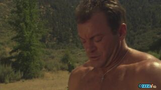 A motocross legenda leteszi a motort, hogy arcba élvezze a hamis cicis brúnét