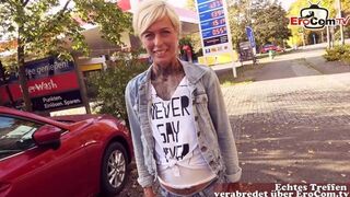 Utcán dugás német benzinállomáson: pov milf cumizás
