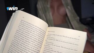 Nevelő hugom csábított el olvasás közben – ízletes közeli dörzsölés a méretes seggű tinitől