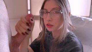 A lusta gamer tini cumizza a fazsat és mellkasába vesz duggást