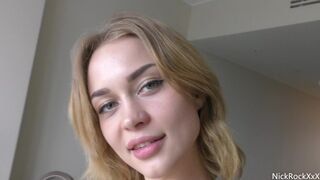 Loren Strawberry szűke tini puncit anal dugással hódít a szállodában