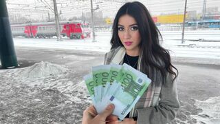 Vonatbéli csábítás: nőcit szólítunk meg castingra közvetlenül a szekrényben