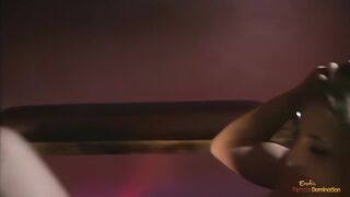 Világos Szőke szuka megszívja a méretes csoki kárót anal dugás közben