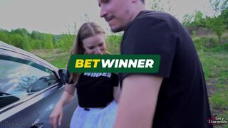 Pimasz nevelő nővér lebukik, miközben kiszökik – vad dugás az erdőben