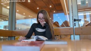 A könyvtár világos szőke csábítása – vad cumizás a polcok között