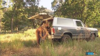 Világos Szőke milf a vadonban szétnyitja a seggét és nyeli a hatalmas dákója misszionáriusban