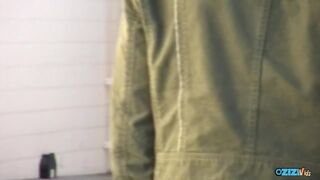 Kisbusás kurva bassza magát idegennel nyilvános vécében